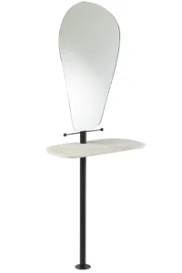 De Mirror+Plank Wall heeft een minimalistisch wit marmeren tafelblad, een enkele zwarte ijzeren poot en een asymmetrische traanvormige glazen spiegel erboven.
