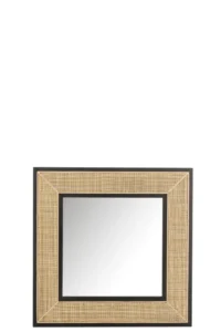 De Mirror Molly Exotic Wood / Black Rattan Small is een vierkante wandspiegel met een brede, getextureerde bruine lijst met een donkere binnenrand, een gecentreerd spiegelend oppervlak en een modern ontwerp tegen een witte achtergrond.