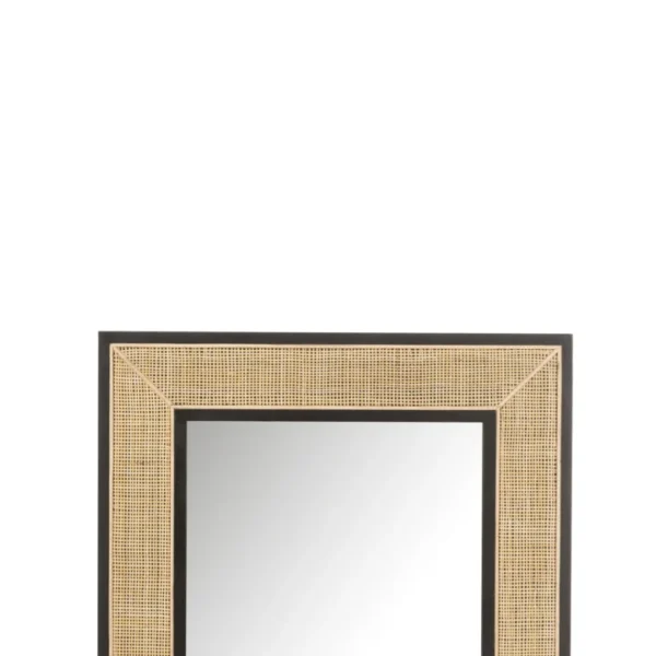 De Mirror Molly Exotic Wood / Black Rattan Small is een vierkante wandspiegel met een brede, getextureerde bruine lijst met een donkere binnenrand, een gecentreerd spiegelend oppervlak en een modern ontwerp tegen een witte achtergrond.