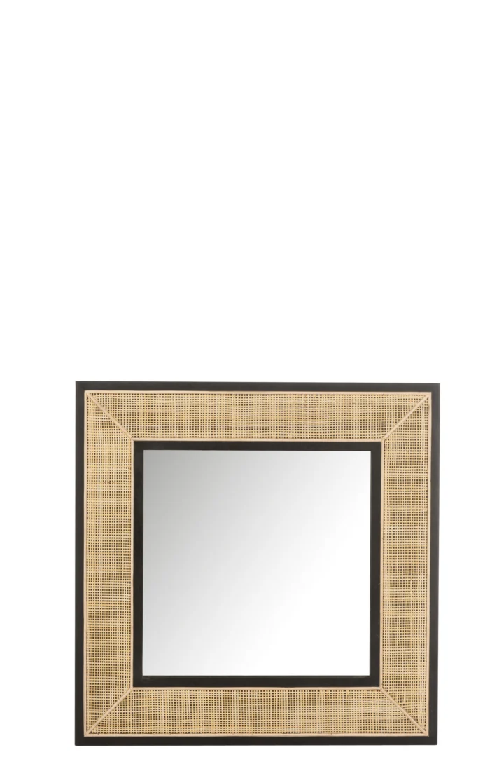 De Mirror Molly Exotic Wood / Black Rattan Small is een vierkante wandspiegel met een brede, getextureerde bruine lijst met een donkere binnenrand, een gecentreerd spiegelend oppervlak en een modern ontwerp tegen een witte achtergrond.