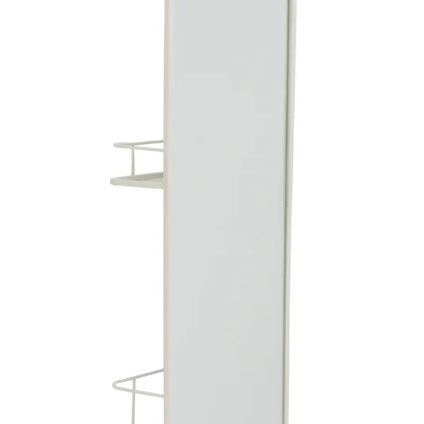 De Wandspiegel + Rekken Rechthoekig Glas/Metaal Wit is een hoge, rechthoekige wandspiegel met een witte lijst en twee draadplanken aan de achterkant voor opslag, die schuin wordt neergezet.