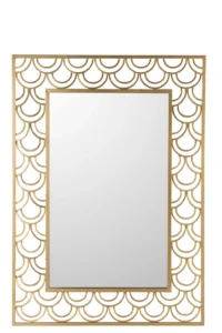 De Mirror Arches Rectangular Metal/Glass Gold heeft een effen reflecterend midden, omrand door een gouden frame met een art-deco geïnspireerd sint-jacobspatroon rond de randen.