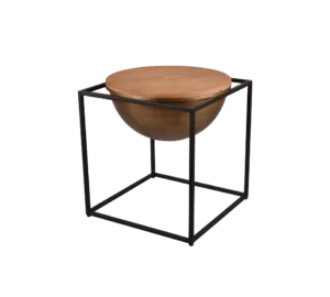 De Mirrors and More Bijzettafel CELLI is een moderne bijzettafel met een rond houten blad, een komvormig onderstel en een minimalistisch zwart metalen kubusframe.