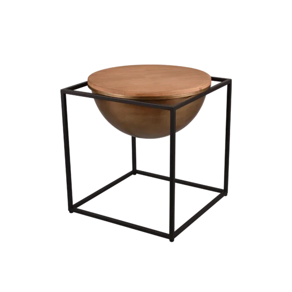 De Mirrors and More Bijzettafel CELLI is een moderne bijzettafel met een rond houten blad, een komvormig onderstel en een minimalistisch zwart metalen kubusframe.