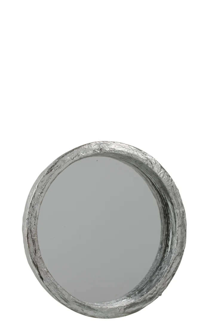 De Mirror Poly Silver Medium heeft een ronde vorm met een gestructureerd metallic zilveren frame, gecentreerd aan de onderkant van een witte achtergrond met voldoende ruimte erboven.