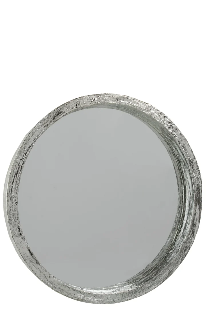 De Mirror Poly Silver Large heeft een rond, handgemaakt frame met een metallic zilveren afwerking en rustieke uitstraling, tegen een witte achtergrond.