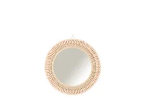 De Mirror Mona Shells Light Rose Large is een ronde decoratieve wandspiegel met een beige, gestructureerde lijst met een verhoogd, zich herhalend ovaal patroon en een klein haakje bovenaan om op te hangen.