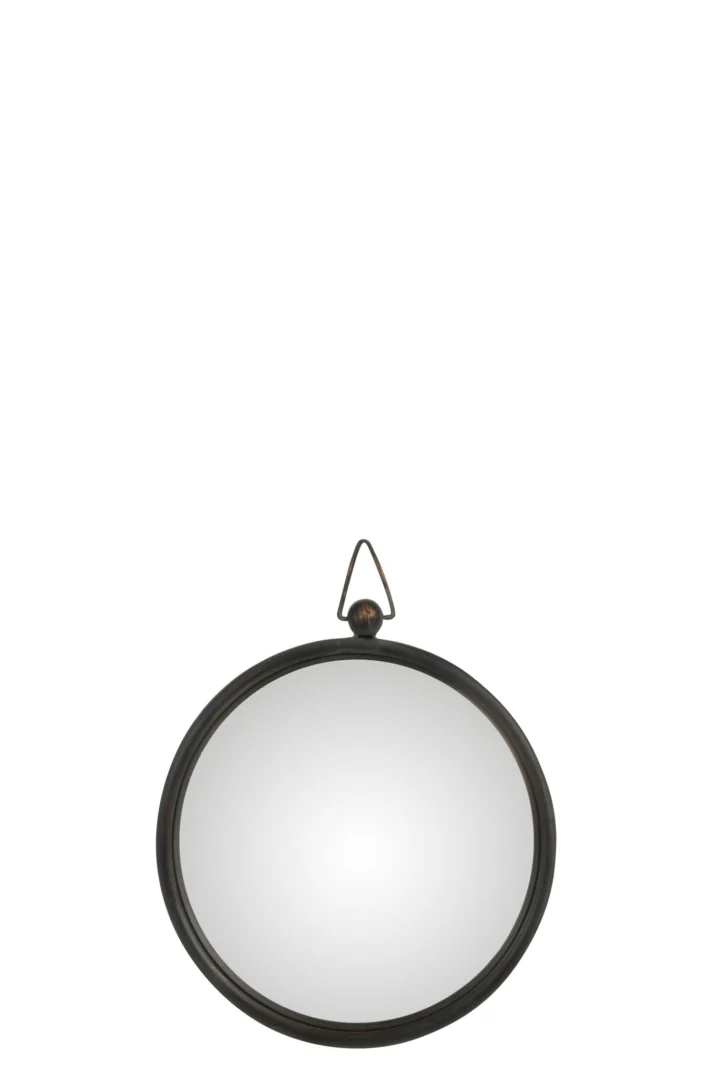 De Mirror Curved Metal Black Small is een ronde wandspiegel met een donkere lijst en een kleine driehoekige metalen hanger bovenop, gecentreerd tegen een witte achtergrond.