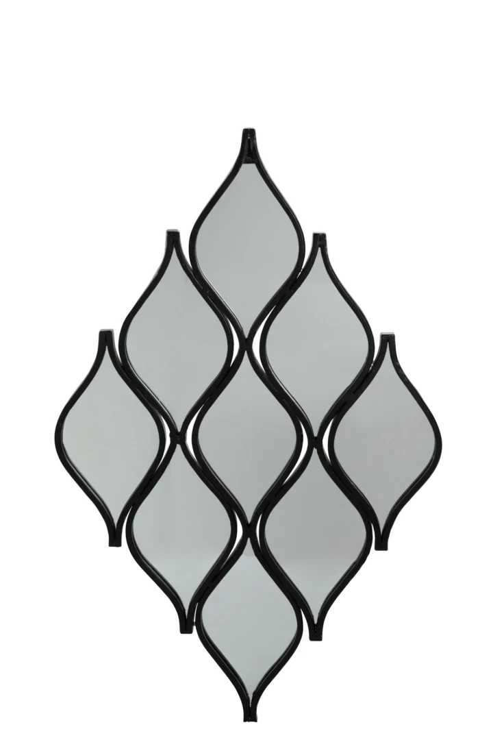 Spiegel Oriental Rhombus Shape Iron Black heeft acht ruitvormige delen die verticaal in een symmetrisch patroon zijn gerangschikt, elk omlijnd door een slank zwart ijzeren frame.