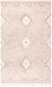 Het Vloerkleed Bali Katoen Roze is een rechthoekig vloerkleed in zachtroze en wit met een geometrisch ruitpatroon, subtiele zigzagdetails en witte franjes aan de korte randen.