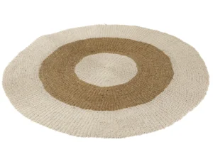 Het Vloerkleed Rond Zeegras Wit/Naturel Groot is een rond geweven tapijt met drie concentrische ringen: een binnenste crème cirkel, een middelste lichtbruine cirkel en een buitenste crème cirkel. De natuurlijke zeegrastextuur lijkt een beetje ongelijkmatig.