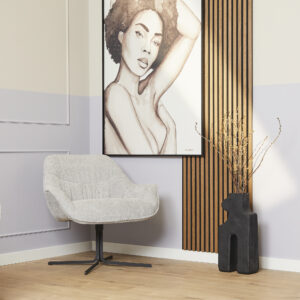 Een moderne hoek met de draaistoel Fauteuil Mila Light Grey, een groot vrouwenportret, verticale houten wandlatten en een decoratieve zwarte vaas met takken op een lichthouten vloer.
