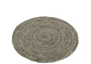 Het Vloerkleed Miami Outdoor Poly Zwart/Wit Medium is een rond, strak geweven zwart-wit gevlochten vloerkleed met een subtiel spiraalpatroon, afgebeeld op een witte achtergrond.