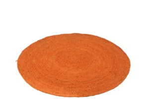 Het Vloerkleed Rond Jute Oranje is een rond, plat oranje geweven vloerkleed met een gestructureerd oppervlak, afgebeeld op een witte achtergrond.