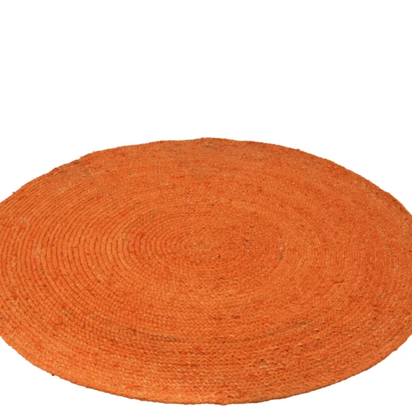 Het Vloerkleed Rond Jute Oranje is een rond, plat oranje geweven vloerkleed met een gestructureerd oppervlak, afgebeeld op een witte achtergrond.