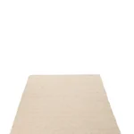 Het Vloerkleed Geweven Polyester Ecru, een rechthoekig vloerkleed in lichtbeige, wordt getoond op een witte achtergrond vanuit een lage hoek, waardoor het gestructureerde oppervlak en het minimalistische ontwerp worden benadrukt.