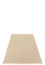 Het Vloerkleed Ibiza Outdoor Polyester Naturel/Wit Klein is een beige rechthoekig vloerkleed met een subtiel geometrisch patroon, afgebeeld op een witte ondergrond.
