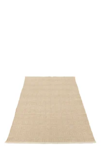 Het Vloerkleed Ibiza Outdoor Polyester Naturel/Wit Klein is een beige rechthoekig vloerkleed met een subtiel geometrisch patroon, afgebeeld op een witte ondergrond.
