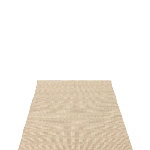 Het Vloerkleed Ibiza Outdoor Polyester Naturel/Wit Klein is een beige rechthoekig vloerkleed met een subtiel geometrisch patroon, afgebeeld op een witte ondergrond.