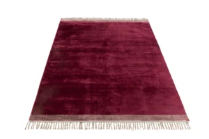 De Vloerkleed Kwastjes Viscose Aubergine is een rechthoekig, pluche kastanjebruin vloerkleed met een zachte textuur en witte franje aan elk uiteinde, afgebeeld op een witte achtergrond.