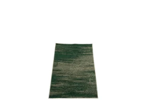 Het Vloerkleed Onregelmatig Acrylvezel Groen Klein is een klein rechthoekig vloerkleed in groen en beige, met een gevlekt structuurpatroon, geïsoleerd afgebeeld op een witte achtergrond.