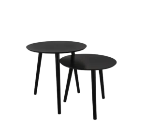 De Bijzettafel Mirrors and More VILANA bestaat uit twee ronde zwarte bijzettafels, elk met drie poten, waarbij de kleinere tafel gedeeltelijk onder de grotere tafel is geschoven.