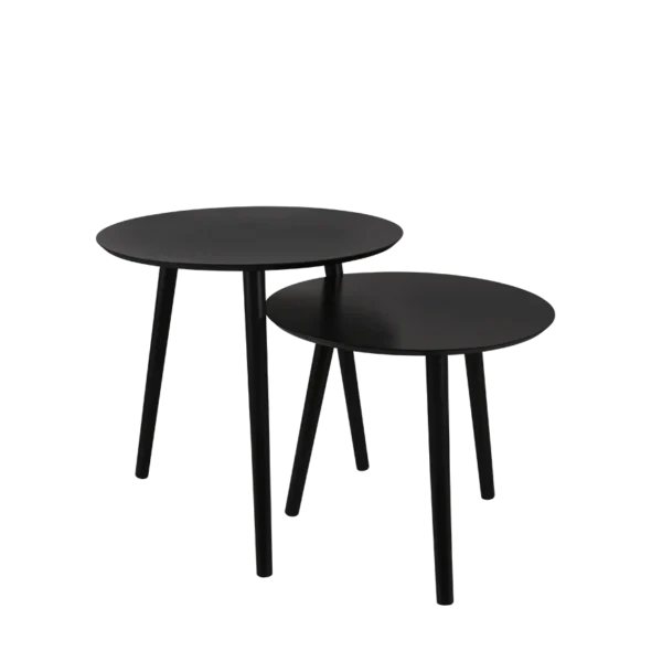 De Bijzettafel Mirrors and More VILANA bestaat uit twee ronde zwarte bijzettafels, elk met drie poten, waarbij de kleinere tafel gedeeltelijk onder de grotere tafel is geschoven.