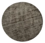 Het Vloerkleed Rond Handgemaakt Viskose Grijs is een rond, handgemaakt vloerkleed met een gestructureerde, licht verweerde look in subtiele grijstinten.
