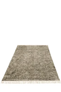 Het Vloerkleed Motief Katoen Vierkant in grijs/groen toont een abstract patroon in aardgroene en grijze tinten met korte beige franjes aan de uiteinden, plat weergegeven op een witte achtergrond.