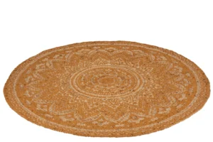 De Vloerkleed Mandala Jute Naturel/Oker is een rond, geweven jute vloerkleed met een ingewikkeld wit mandala patroon in het midden, tegen een effen witte achtergrond.