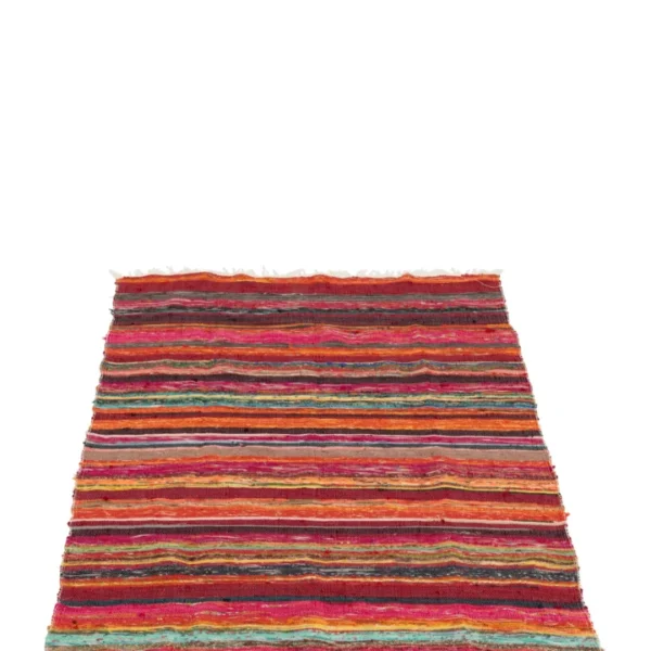 De Vloerkleed Chindi Katoen/Polyester Mix is een rechthoekig vloerkleed met levendige horizontale strepen in rood, oranje, geel, groen en blauw, met franje aan de korte randen.