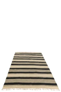 Het Vloerkleed Strepen/Stippen + Franjes Jute Ecru/Zwart is een rechthoekig vloerkleed met zwarte en ecru strepen met franjes op een witte ondergrond.