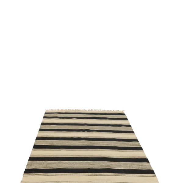 Het Vloerkleed Strepen/Stippen + Franjes Jute Ecru/Zwart is een rechthoekig vloerkleed met zwarte en ecru strepen met franjes op een witte ondergrond.