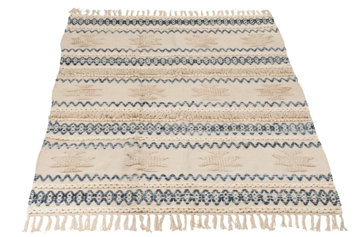 Het Vloerkleed Denim Katoen Blauw/Wit Groot is een rechthoekig geweven tapijt met franje aan de randen, met afwisselend horizontale beige en blauwe patronen - chevrons, ruiten en gestructureerde ontwerpen - op een crèmekleurige achtergrond.