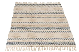 Het Vloerkleed Denim Katoen Blauw/Wit Groot is een rechthoekig geweven tapijt met franje aan de randen, met afwisselend horizontale beige en blauwe patronen - chevrons, ruiten en gestructureerde ontwerpen - op een crèmekleurige achtergrond.
