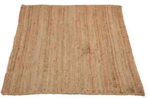 De Vloerkleed Rechthoek Jute Naturel 120x180cm is een rechthoekig, taankleurig geweven jute vloerkleed met een gestructureerd oppervlak met subtiele natuurlijke kleurvariaties en licht oneffen randen voor een rustieke, handgemaakte look.