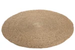 Het Vloerkleed Rond Gevlochten Zeegras Naturel is een rond, gevlochten zeegras vloerkleed in een natuurlijke beige tint, met geweven textuur en afgebeeld op een witte achtergrond.