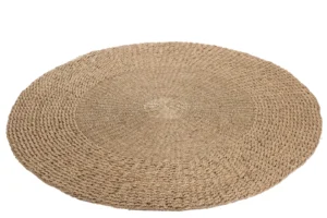 Het Vloerkleed Rond Gevlochten Zeegras Naturel is een rond, gevlochten zeegras vloerkleed in een natuurlijke beige tint, met geweven textuur en afgebeeld op een witte achtergrond.