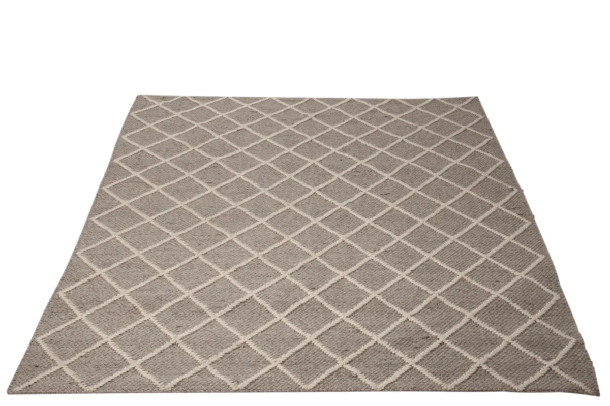 Het Vloerkleed Geruit Wol Beige/Wit is een rechthoekig beige en wit geruit wollen vloerkleed, van bovenaf gezien op een witte ondergrond.