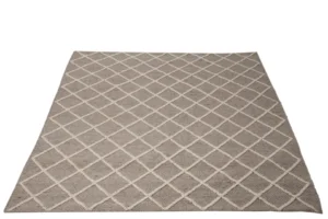 Het Vloerkleed Geruit Wol Beige/Wit is een rechthoekig beige en wit geruit wollen vloerkleed, van bovenaf gezien op een witte ondergrond.