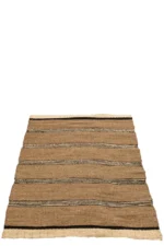 Het Vloerkleed Gevlochten Zeegras-Palmblad Naturel/Zwart is een rechthoekig geweven vloerkleed met brede natuurlijke en smalle zwarte strepen, afgebeeld op een witte achtergrond.