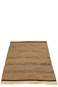 Het Vloerkleed Gevlochten Zeegras-Palmblad Naturel/Zwart is een rechthoekig geweven vloerkleed met brede natuurlijke en smalle zwarte strepen, afgebeeld op een witte achtergrond.