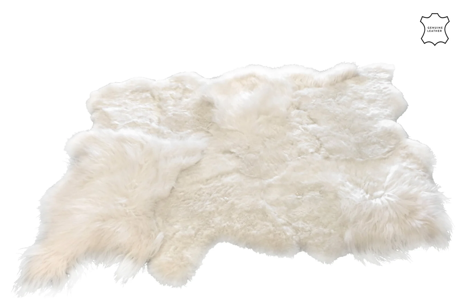 Het Vloerkleed Schaap Wit Groot is een grote, zachte off-white schapenvachtdeken met pluizige, ongelijke randen en een mix van lang en kort bont, plat neergelegd op een witte achtergrond met een echt lederen symbool in de hoek.