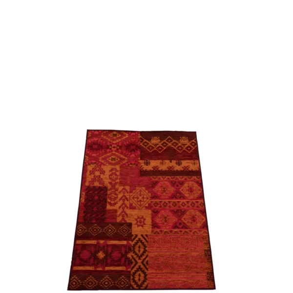 Vloerkleed Afrikaans Polyacryl Mix Klein is een rechthoekig, veelkleurig tapijt met een patchworkontwerp in rood, oranje en bruin, met geometrische en tribale patronen. Het wordt getoond op een witte achtergrond.
