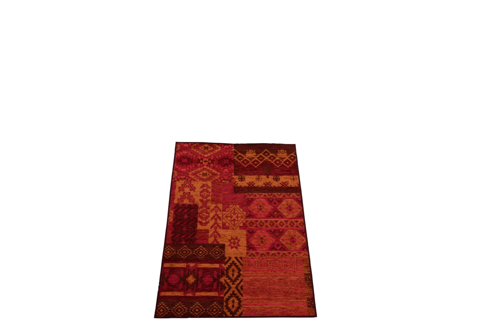 Vloerkleed Afrikaans Polyacryl Mix Klein is een rechthoekig, veelkleurig tapijt met een patchworkontwerp in rood, oranje en bruin, met geometrische en tribale patronen. Het wordt getoond op een witte achtergrond.