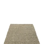 Het Vloerkleed Geweven Polyester Ecru/Olijfgroen is een rechthoekig, gestructureerd vloerkleed in neutraal ecru en olijfgroen, getoond vanuit een lage hoek op een effen witte ondergrond.