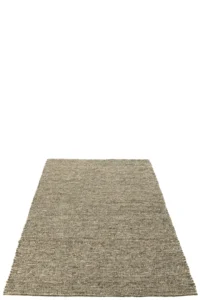 Het Vloerkleed Geweven Polyester Ecru/Olijfgroen is een rechthoekig, gestructureerd vloerkleed in neutraal ecru en olijfgroen, getoond vanuit een lage hoek op een effen witte ondergrond.