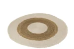 Het Vloerkleed Rond Zeegras Wit/Naturel Medium is een rond vloerkleed met een natuurlijk beige midden, een brede tan middenring en een lichtbeige buitenrand, die een getextureerde, handgemaakte look heeft.