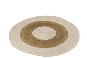 Het Vloerkleed Rond Zeegras Wit/Naturel Medium is een rond vloerkleed met een natuurlijk beige midden, een brede tan middenring en een lichtbeige buitenrand, die een getextureerde, handgemaakte look heeft.