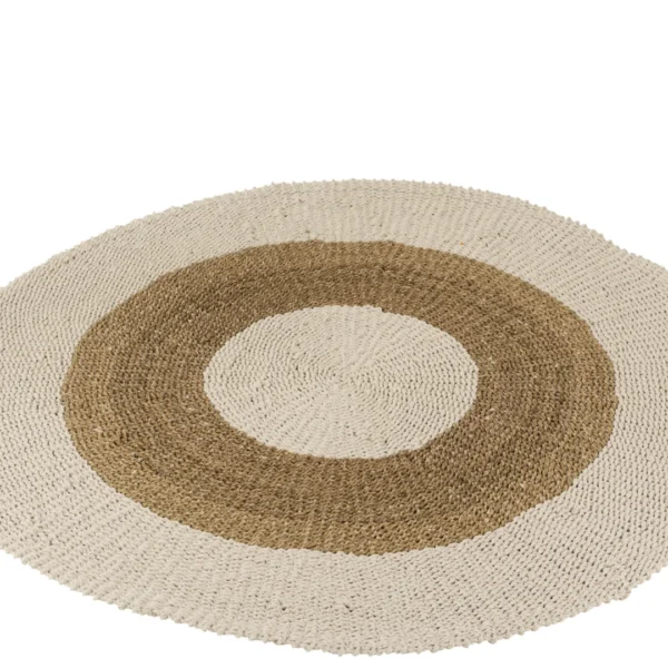 Het Vloerkleed Rond Zeegras Wit/Naturel Medium is een rond vloerkleed met een natuurlijk beige midden, een brede tan middenring en een lichtbeige buitenrand, die een getextureerde, handgemaakte look heeft.